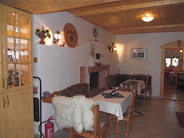 Posezení u krbu v restauraci